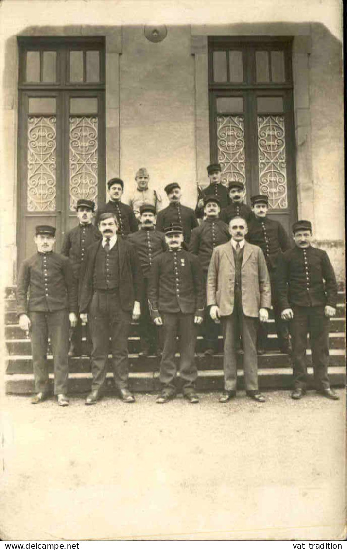 PHOTOGRAPHIES -  Carte Postale Photo Du Personnel D'un établissement En Uniforme (banque, Poste ?) - L 152117 - Photographie