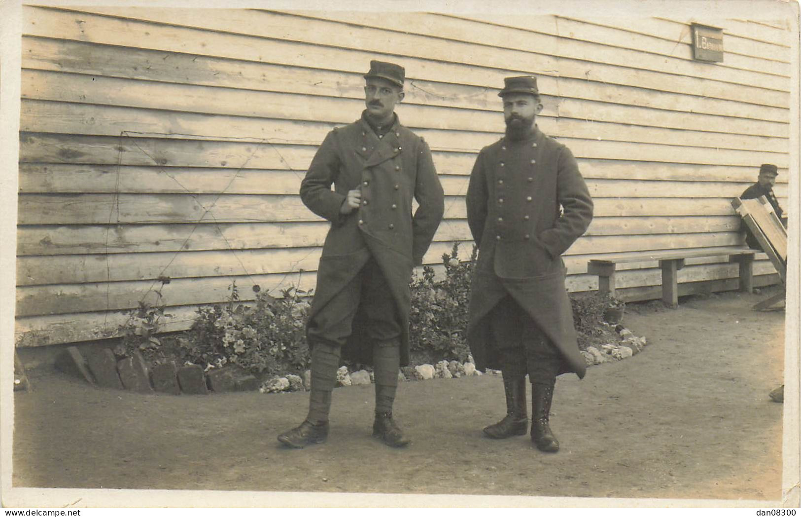 CARTE PHOTO NON IDENTIFIEE DEUX SOLDATS DANS LA COUR DE LA CASERNE - To Identify