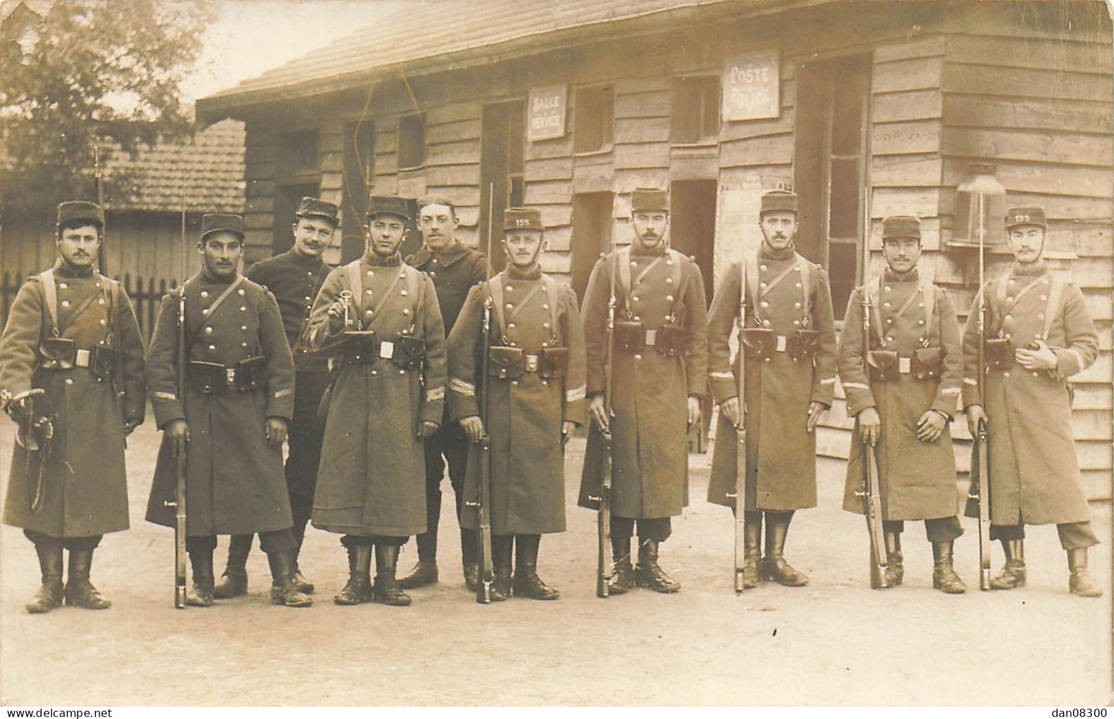 CARTE PHOTO NON IDENTIFIEE DES SOLDATS AU GARDE A VOUS ARME AU PIED - A Identifier