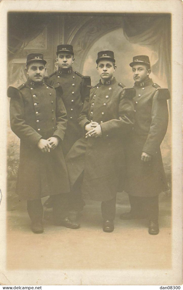 CARTE PHOTO NON IDENTIFIEE  QUATRE SOLDATS EN KEPI ET VAREUSE N° 87 SUR LES KEPIS - Zu Identifizieren