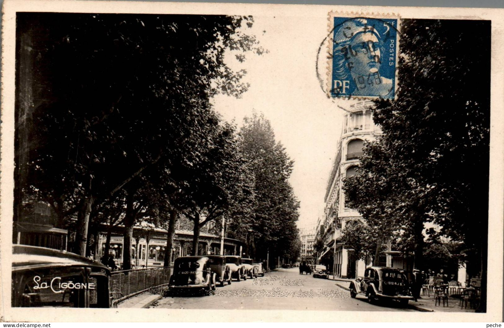 N°377 W -cpa Vichy -galeries Couvertes Et Rue Du Parc- - Vichy