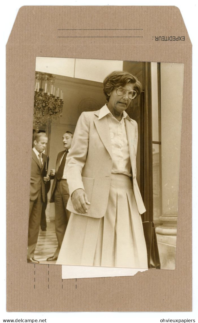 lot de 17 photos  - MONIQUE PELLETIER  femme politique, ministre  déléguée à  la condition féminine  en 1979