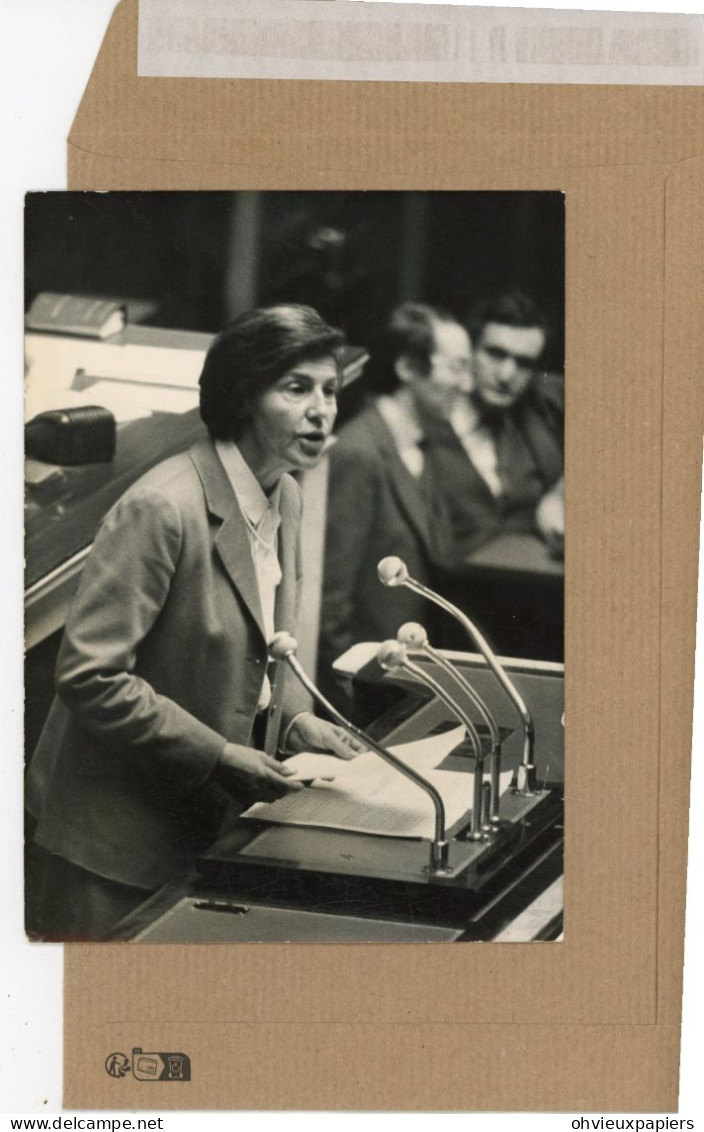 lot de 17 photos  - MONIQUE PELLETIER  femme politique, ministre  déléguée à  la condition féminine  en 1979