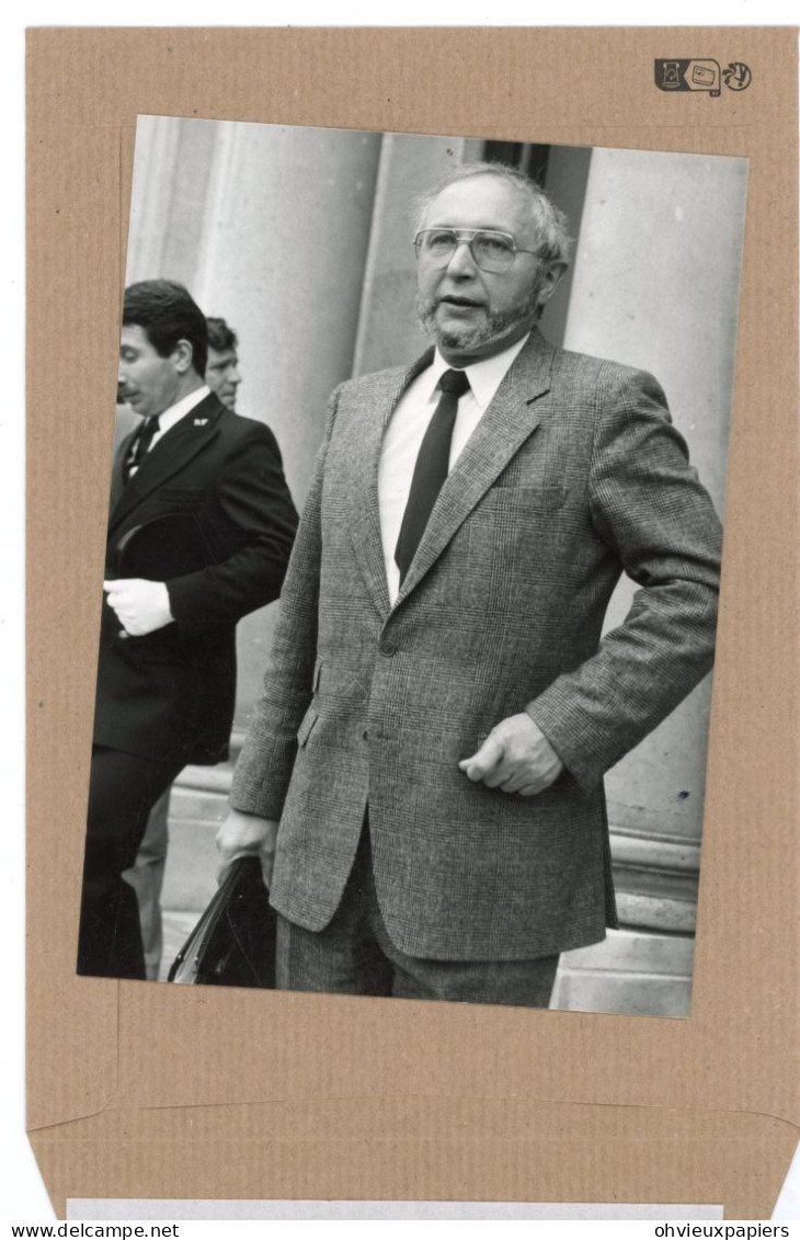 Politique  FRANCE -   2 Photos LOUIS MEXANDEAU   Homme Politique  , Ministre Délégué Aux  P.T.T  En 1984 - Personnes Identifiées