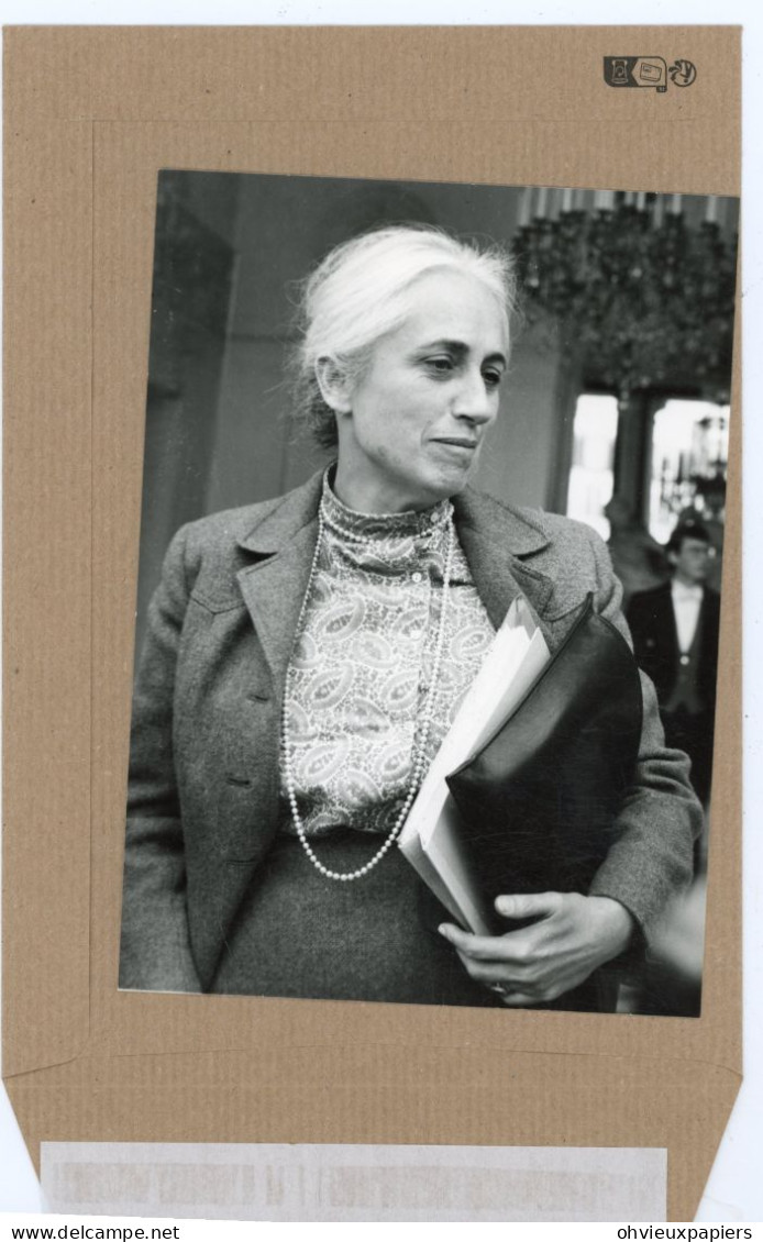 Politique  FRANCE - Lot De 7 Photos  NICOLE QUESTIAUX  Femme Politique Ministre De La Solidarité En 1981 - Personnes Identifiées
