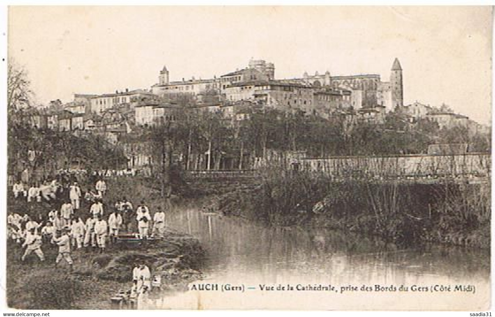 32  AUCH  VUE DE LA CATHEDRALE PRISE DU BORD DU GERS SOLDATS - Auch