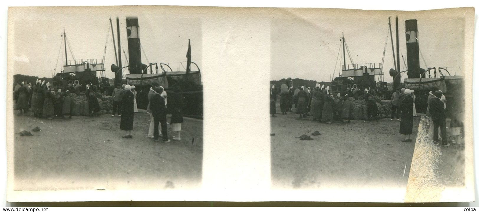 BRETAGNE Deux Photographies Privées Stéréo Bigoudenes En Coiffe Déchargeant Un Bateau Charrette - Bateaux