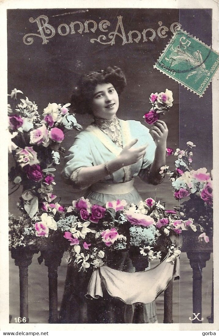 *CPA - S2 - Bonne Année -   Jeune Femme Marchande De Fleurs - Anno Nuovo