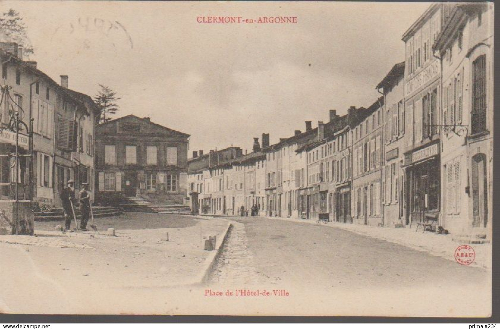 51 -CLERMONT EN ARGONNE - PLACE DE L HOTEL DE VILLE - Clermont En Argonne