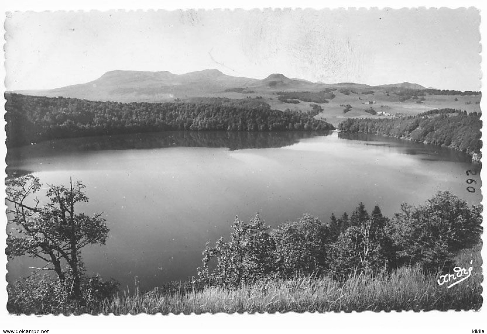 CPSM 9 X 14  Puy De Dôme Environs De BESSE Le Lac Pavin (Profondeur 92m) + Positif  17.7 X 12.6 + Pochette * - Besse Et Saint Anastaise