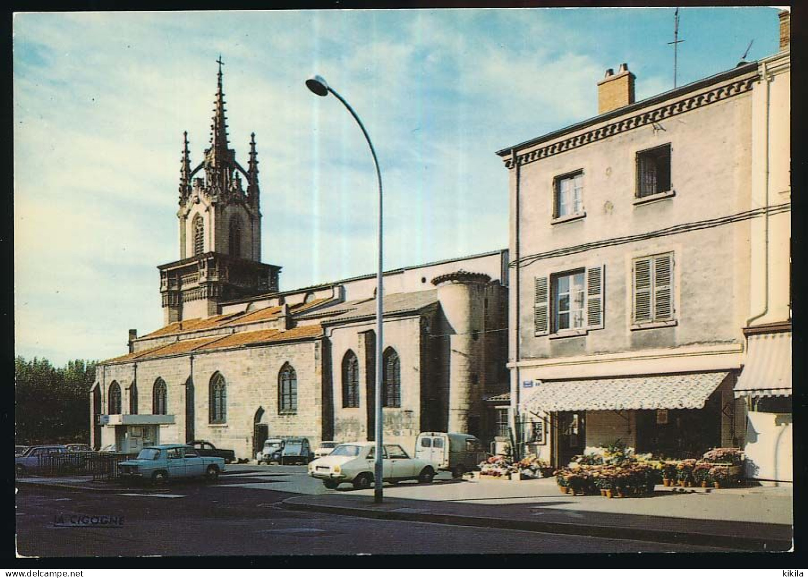 CPSM / CPM 10.5 X 15 Loire FEURS L'Eglise Et La Place Du Forum - Feurs