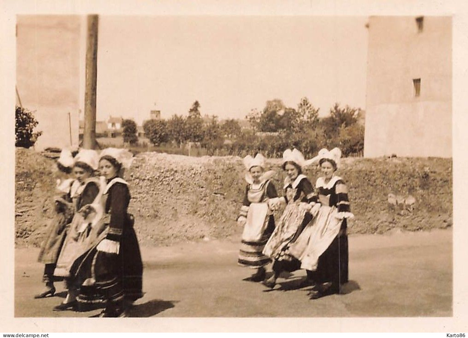 Bretagne * Bretonne Enfant Coiffe Et Costume * Finistère Morbihan Ile Et Vilaine Côtes D'armor * Photo Ancienne 9x6.5cm - Autres & Non Classés