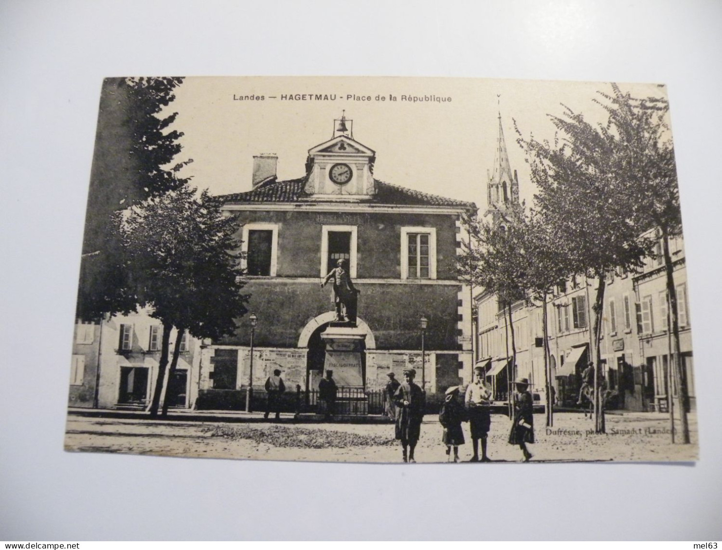 A546 . CPA. 40. HAGETMAU. . (Landes). Place De La République. Beau Plan Animé. Non écrite - Hagetmau