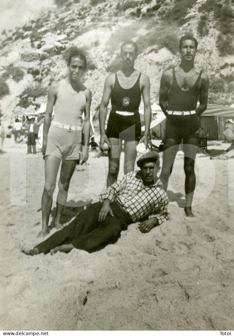 1940s MAN MEN BOYS BOY BEACH NAZARE PRAIA PORTUGAL ORIGINAL AMATEUR PHOTO FOTO NS962 GAY INTEREST - Persone Anonimi
