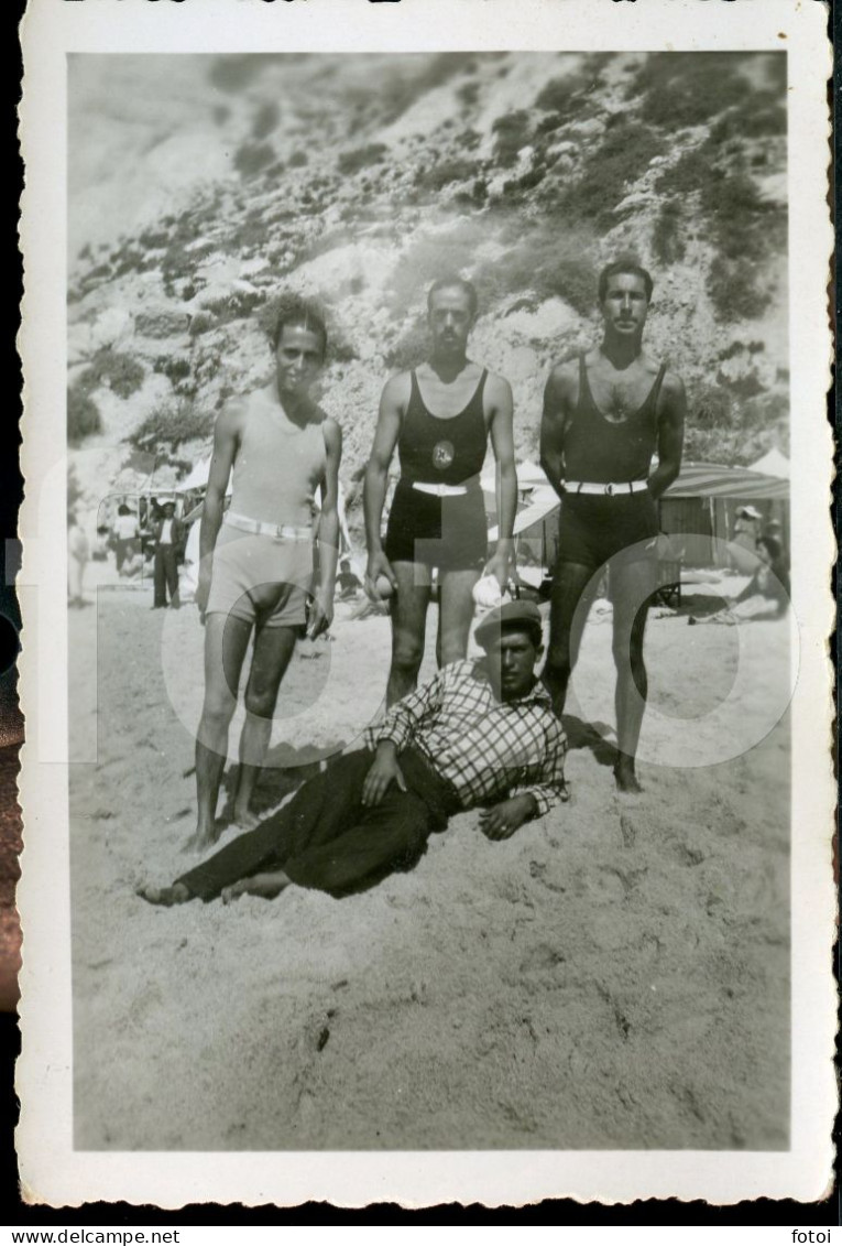 1940s MAN MEN BOYS BOY BEACH NAZARE PRAIA PORTUGAL ORIGINAL AMATEUR PHOTO FOTO NS962 GAY INTEREST - Persone Anonimi