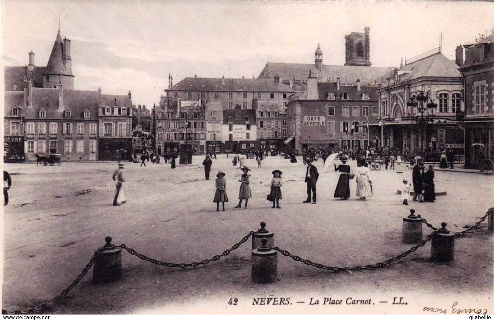 58 - Nievre -   NEVERS -  La Place Carnot - Nevers