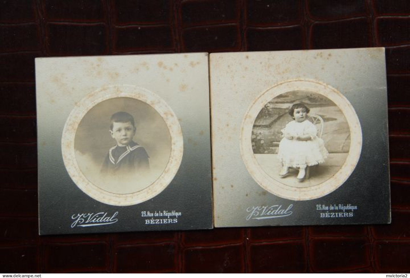 2 Photographies D'enfants ( BEZIERS : VIDAL, 23 Rue De La République ). - Lieux