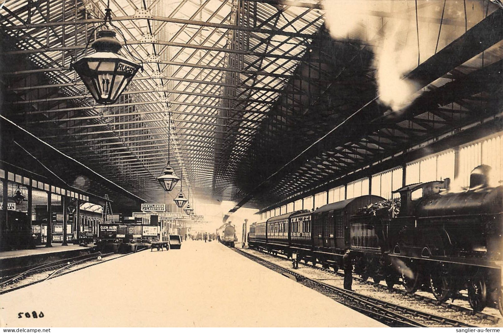 CPA / CHEMIN DE FER / TRAIN EN GARE DANS UNE GARE DE L'ANGLETERRE A DETERMINER - Bahnhöfe Mit Zügen