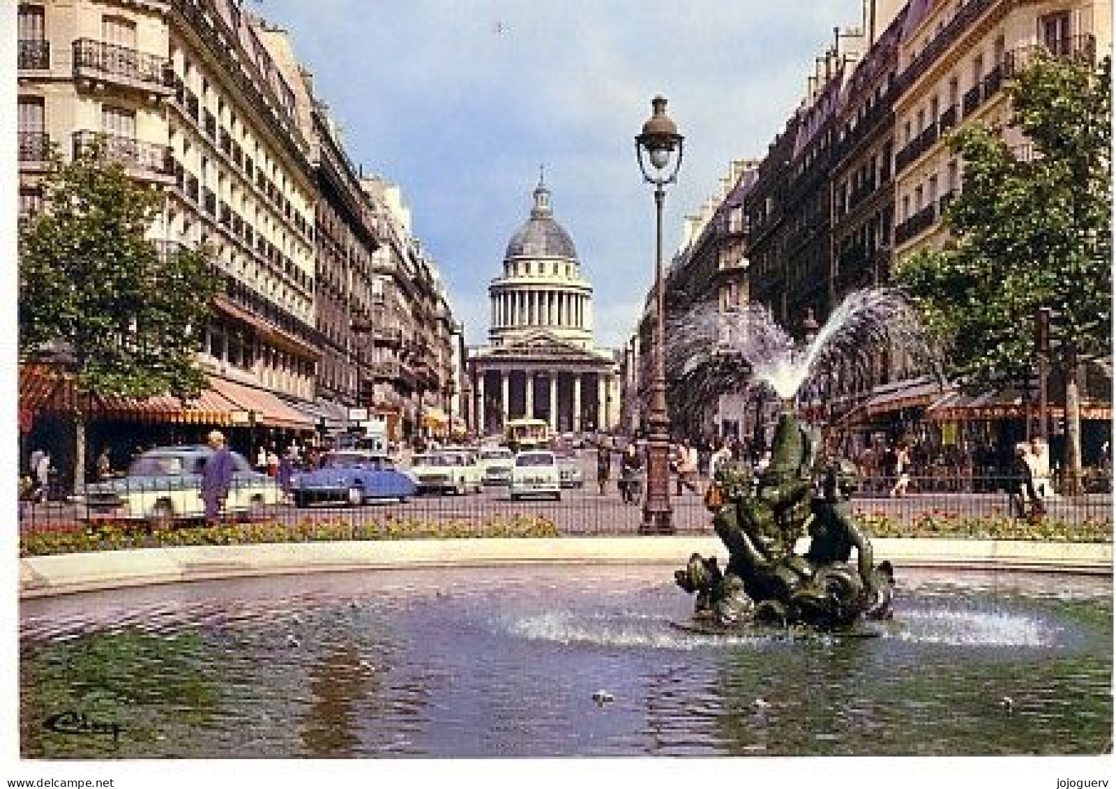 Paris La Rue Soufflot Et Le Panthéon ( Fontaine Jet D'eau Bassin , Voiture S , Ancien Autobus...timbrée En 1973 - Autres & Non Classés