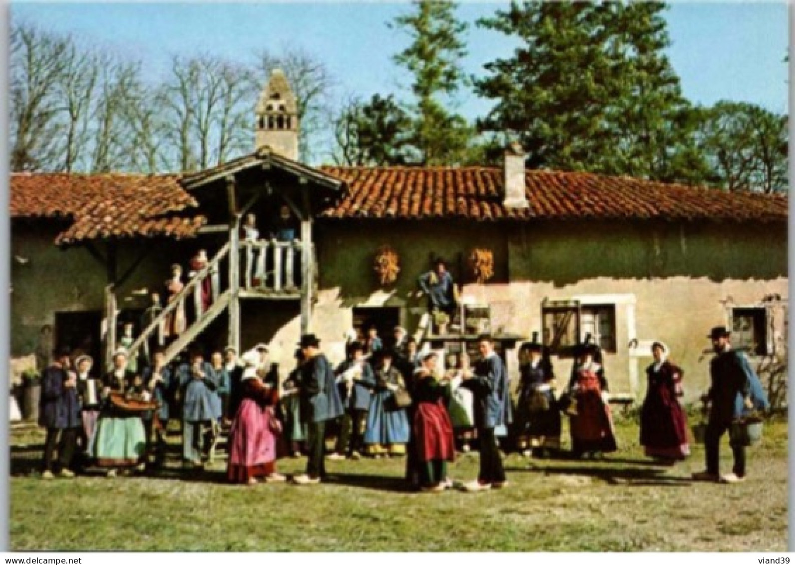 BRESSE Bourguignonne. -  Groupe Bressan De Romenay ( 71 ). Cheminée Sarrasine De St Romain. - Danses