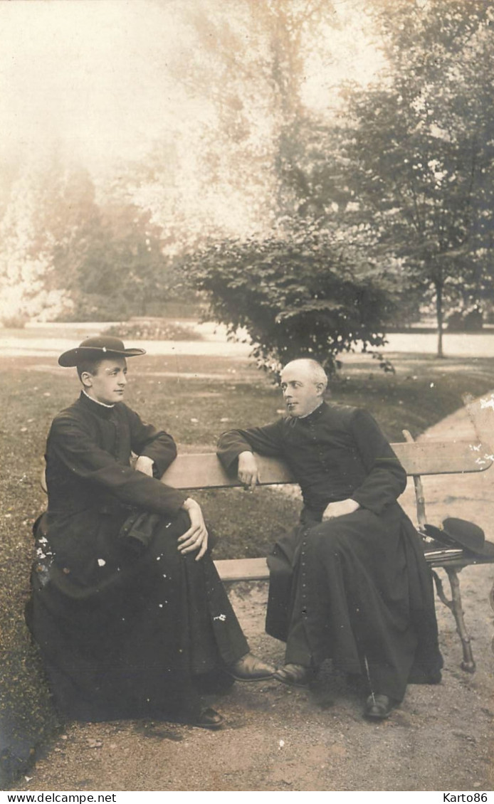 Vichy * Carte Photo Photographe Derville Aussi à Menton * Hommes D'église Dans Un Parc * Religion - Vichy