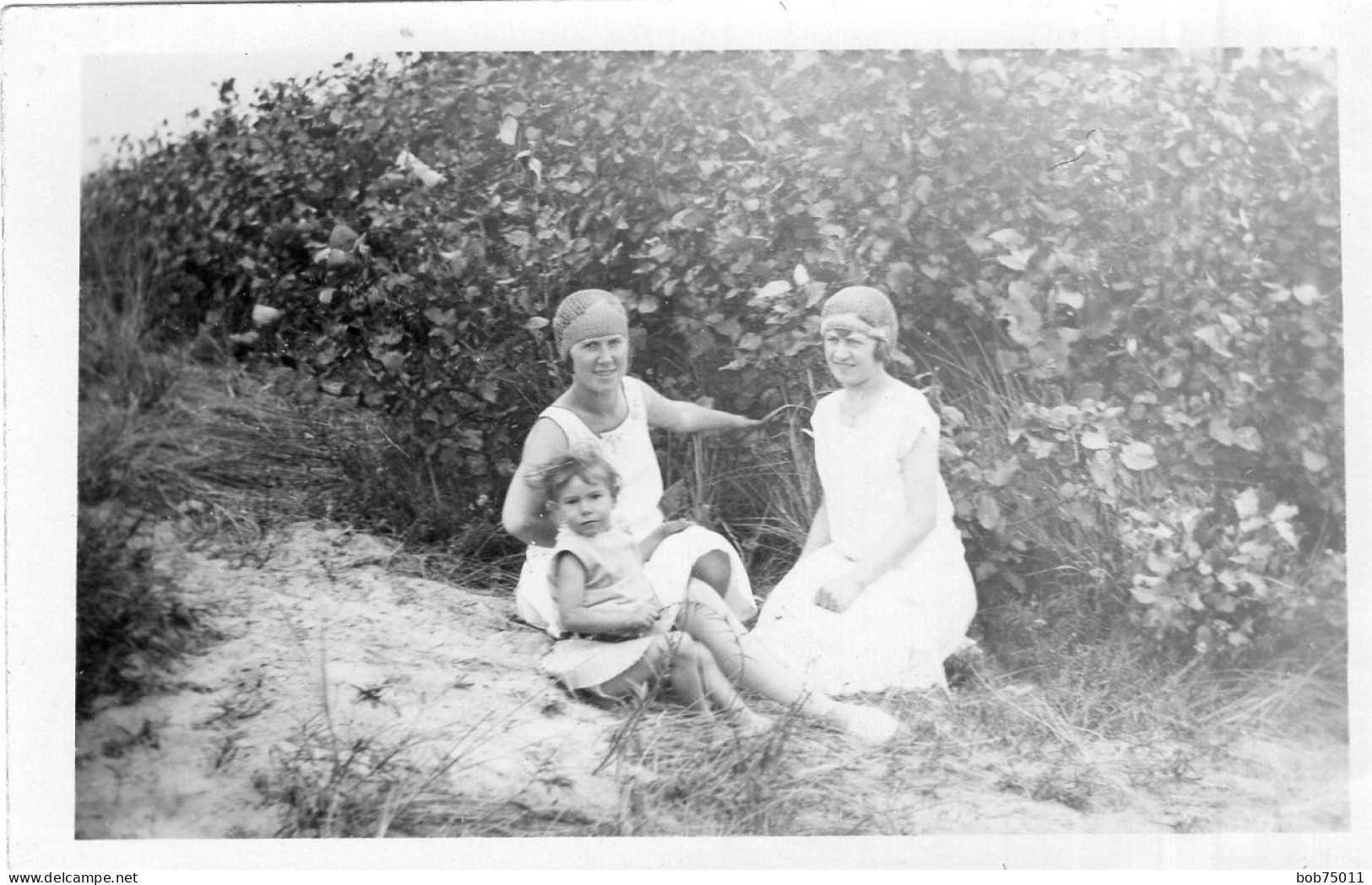 Grande Photo D'une Femme élégante Avec Ces Deux Fille A La Plage De Wenduine En 1928 - Anonymous Persons