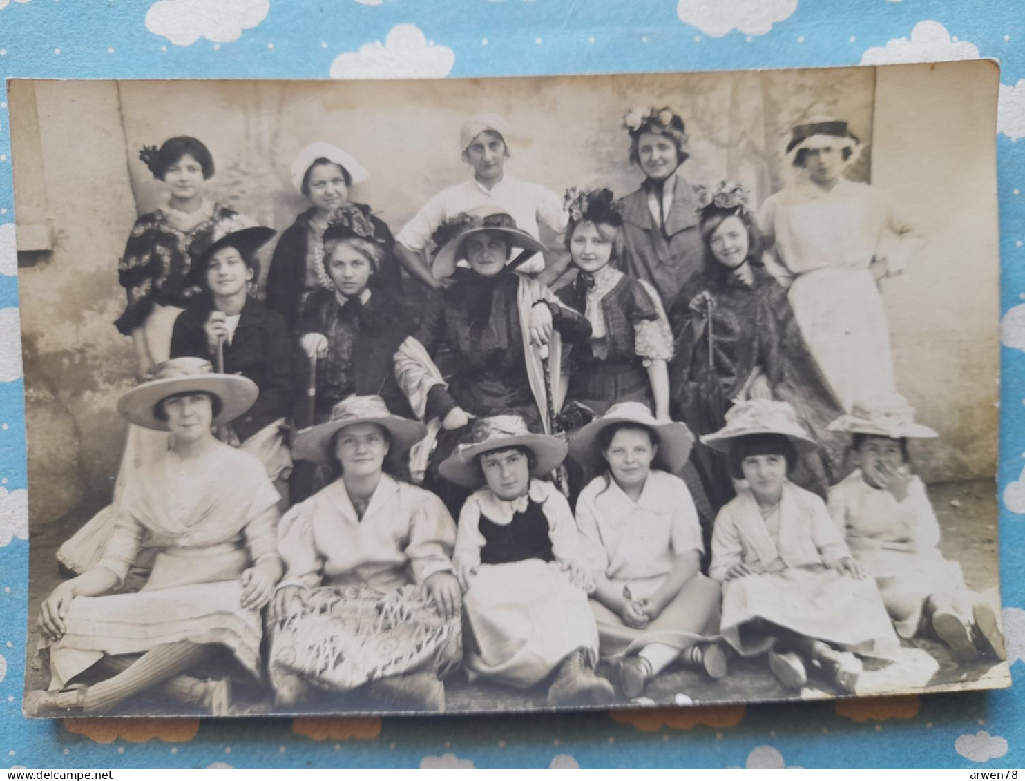 CARTE PHOTO GROUPE DE JOLIES FEMMES EN CHAPEAU MODE - Photographie