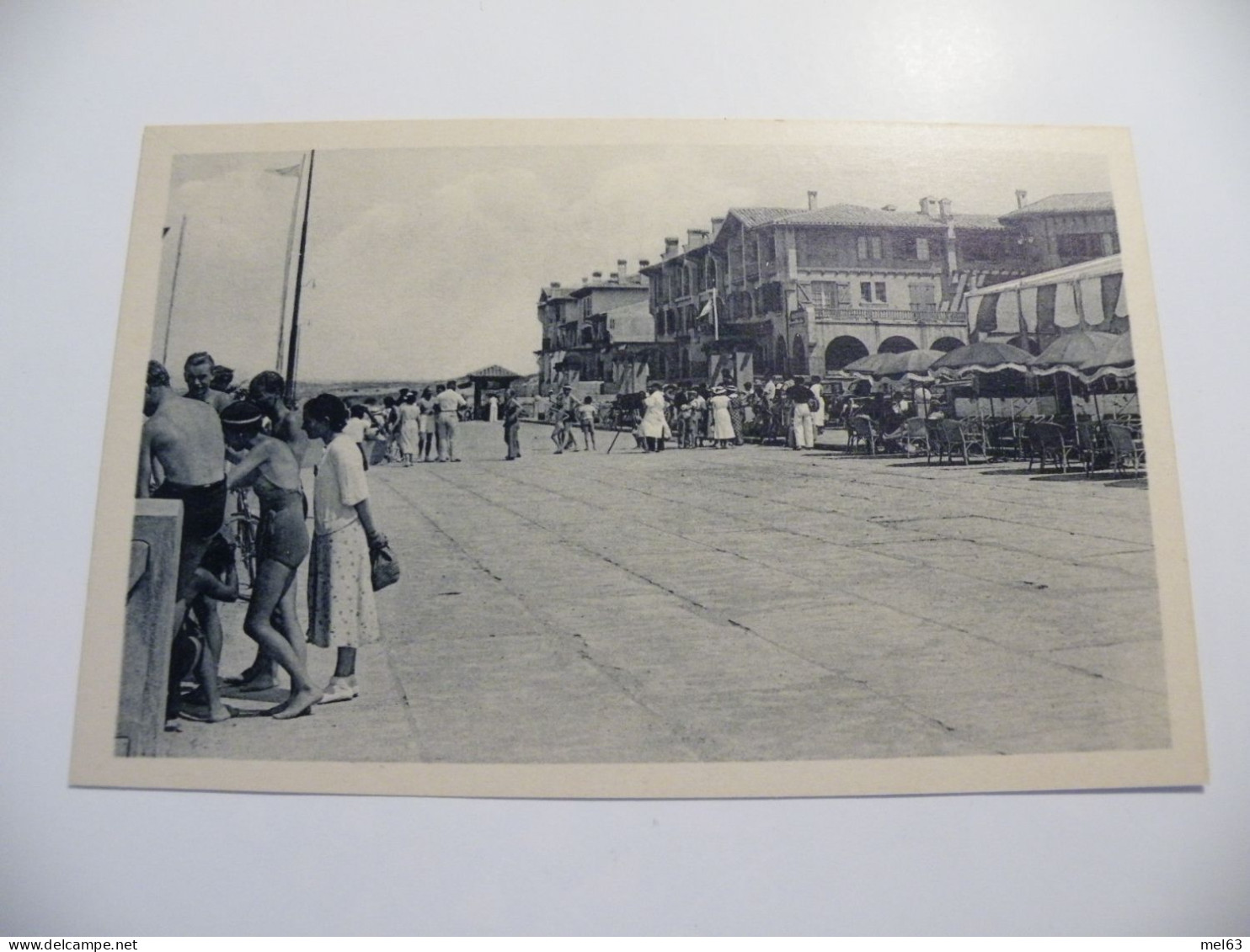 A546 . CPA. 40. HOSSEGOR. (Landes).Place Des Landais.  Beau Plan Animé  .non écrite - Hossegor