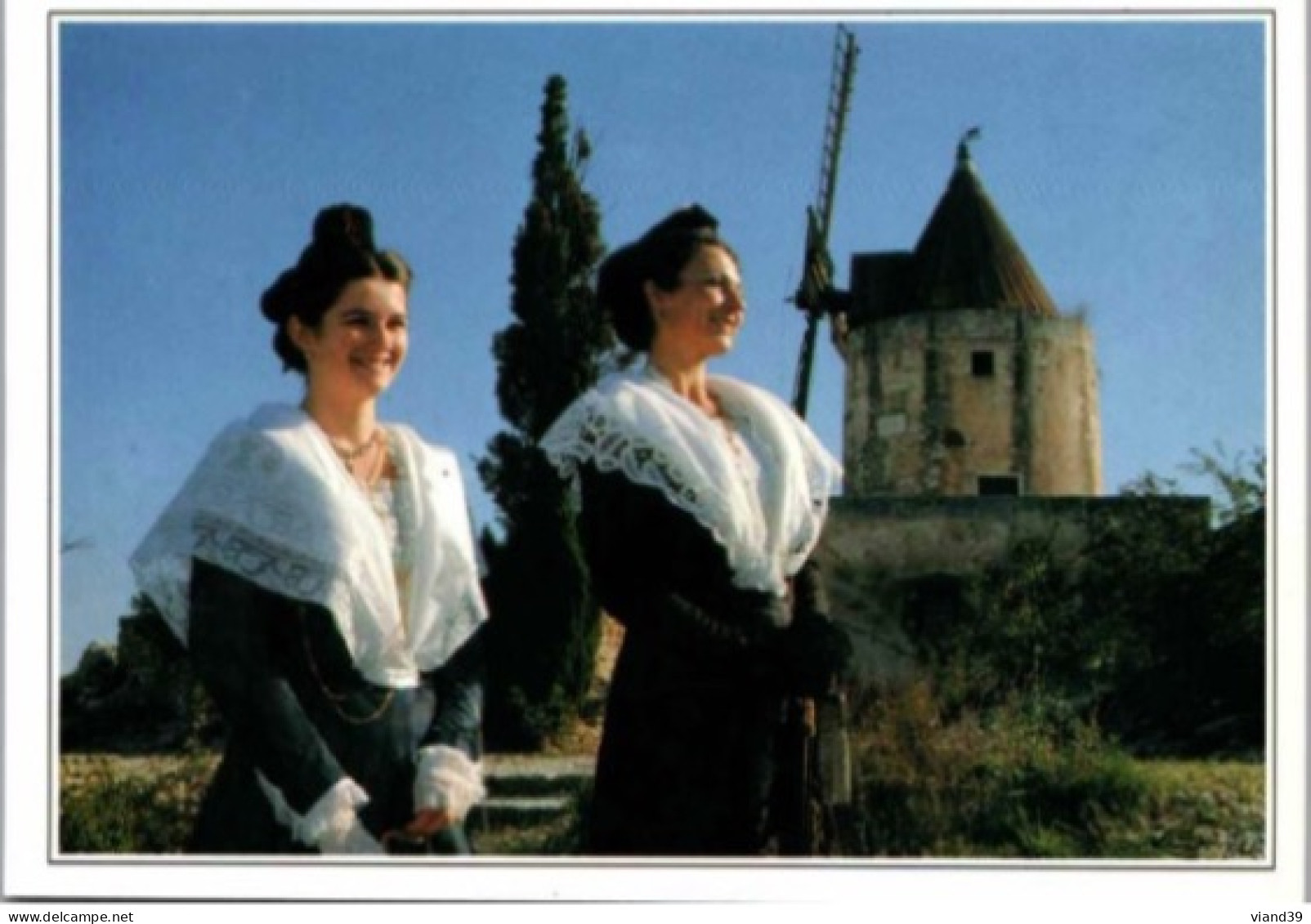 PROVENCE.  -  Arlésiennes Devant Le Moulin D'Alphonse Daudet - Personnages