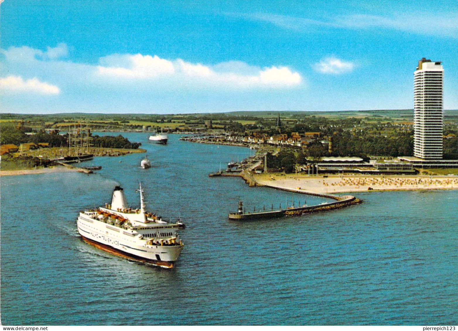 Travemünde - Vue Aérienne Sur La Plage Et La Ville - Luebeck-Travemuende