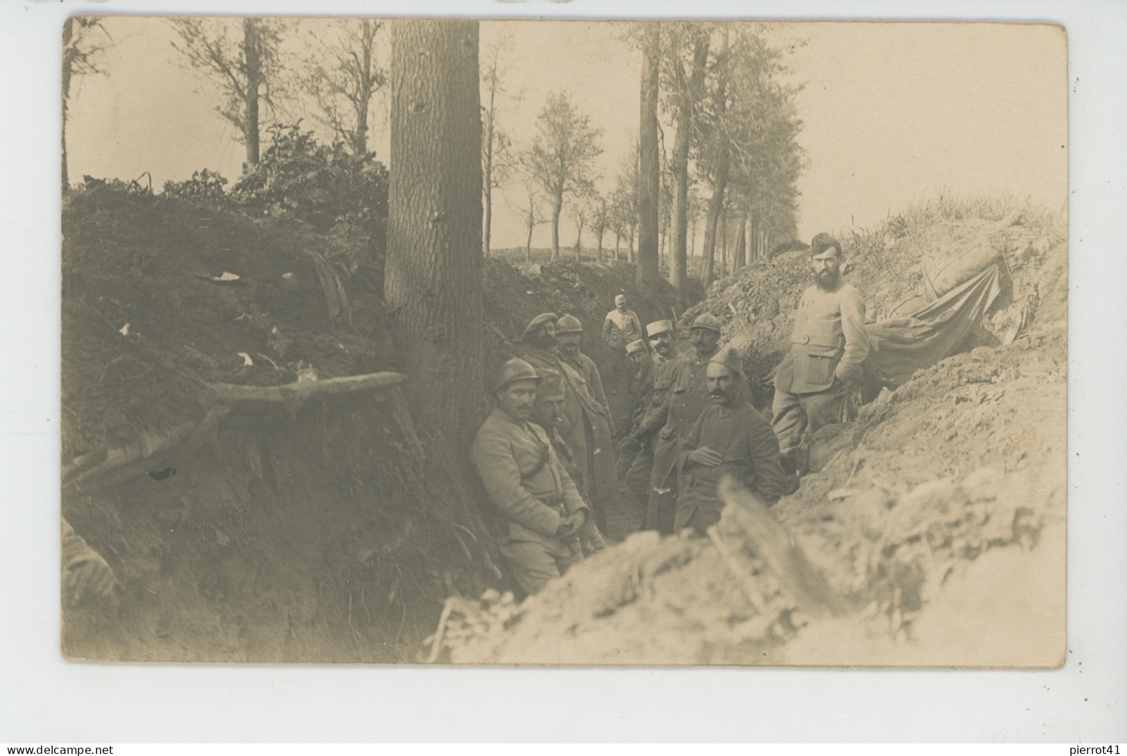 GUERRE 1914-18 - Belle Carte Photo Poilus Dans Une Tranchée (non Située) - Weltkrieg 1914-18