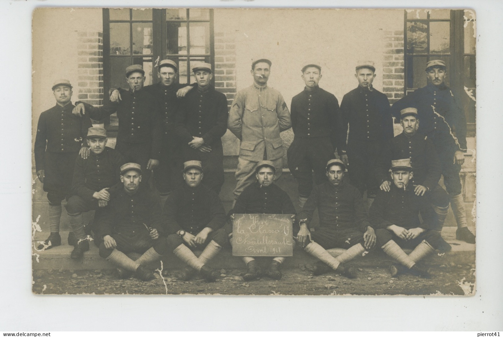 GUERRE 1914-18 - CHATELLERAULT - Carte Photo Militaires Posant En 1918 "Vive La Classe 19 - Chatellerault - Avril 1918" - Chatellerault