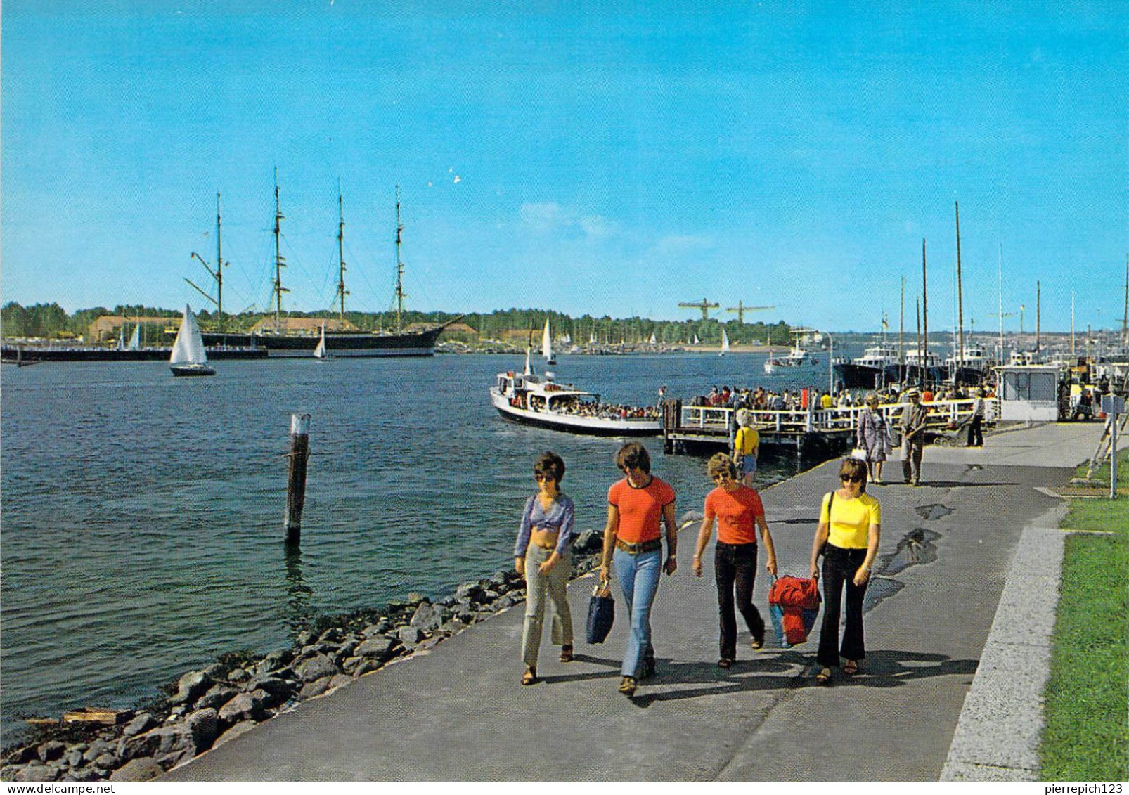 Travemünde - Vue Sur Le Traversier Du Nord Et Sur Le Voilier-école - Luebeck-Travemuende