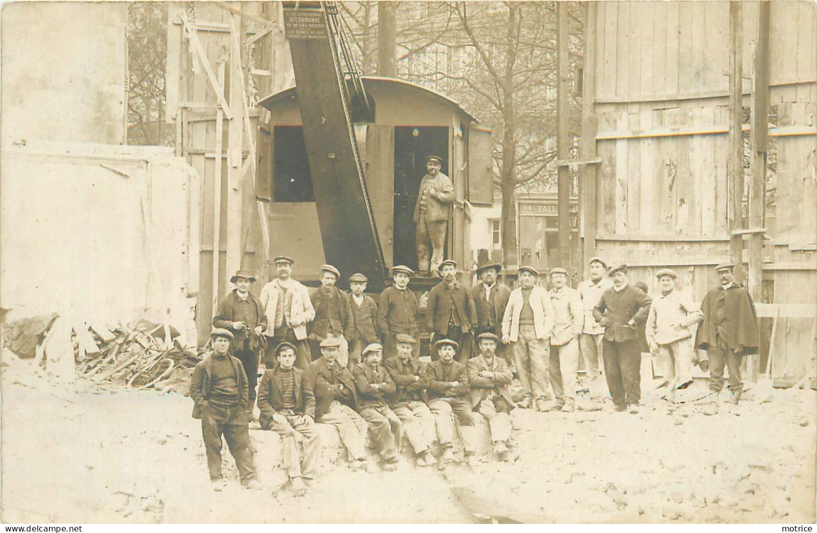 CARTE PHOTO - Travaux Public, Une Grue Ouvriers. - Industrie