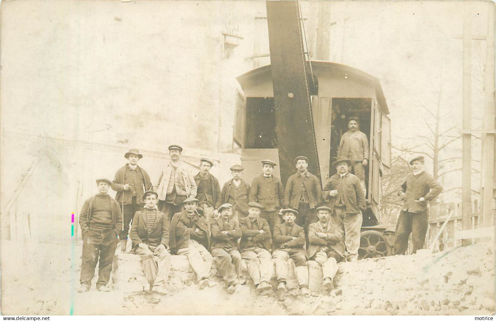 CARTE PHOTO - Travaux Public, Une Grue Ouvriers. - Industrial