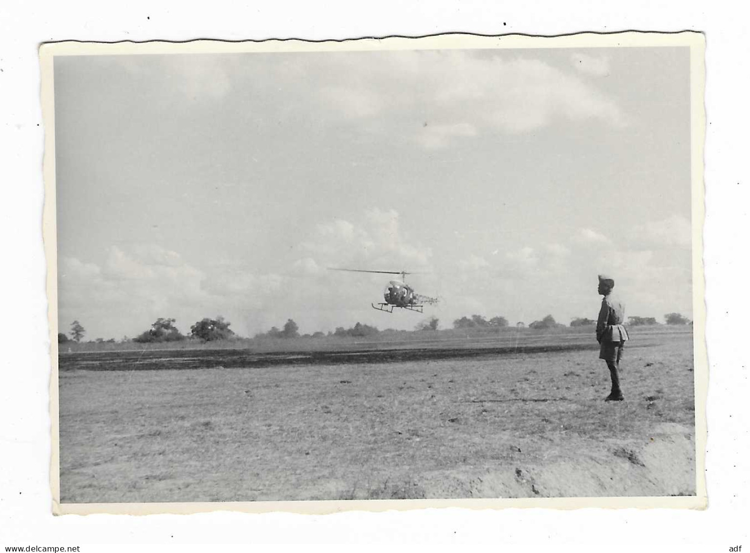 ANCIENNE PHOTO MEETING AERIEN 1957, HELICOPTERE EN VOL, Format Environ 7,3 Cm Sur 10,1 Cm - Hélicoptères