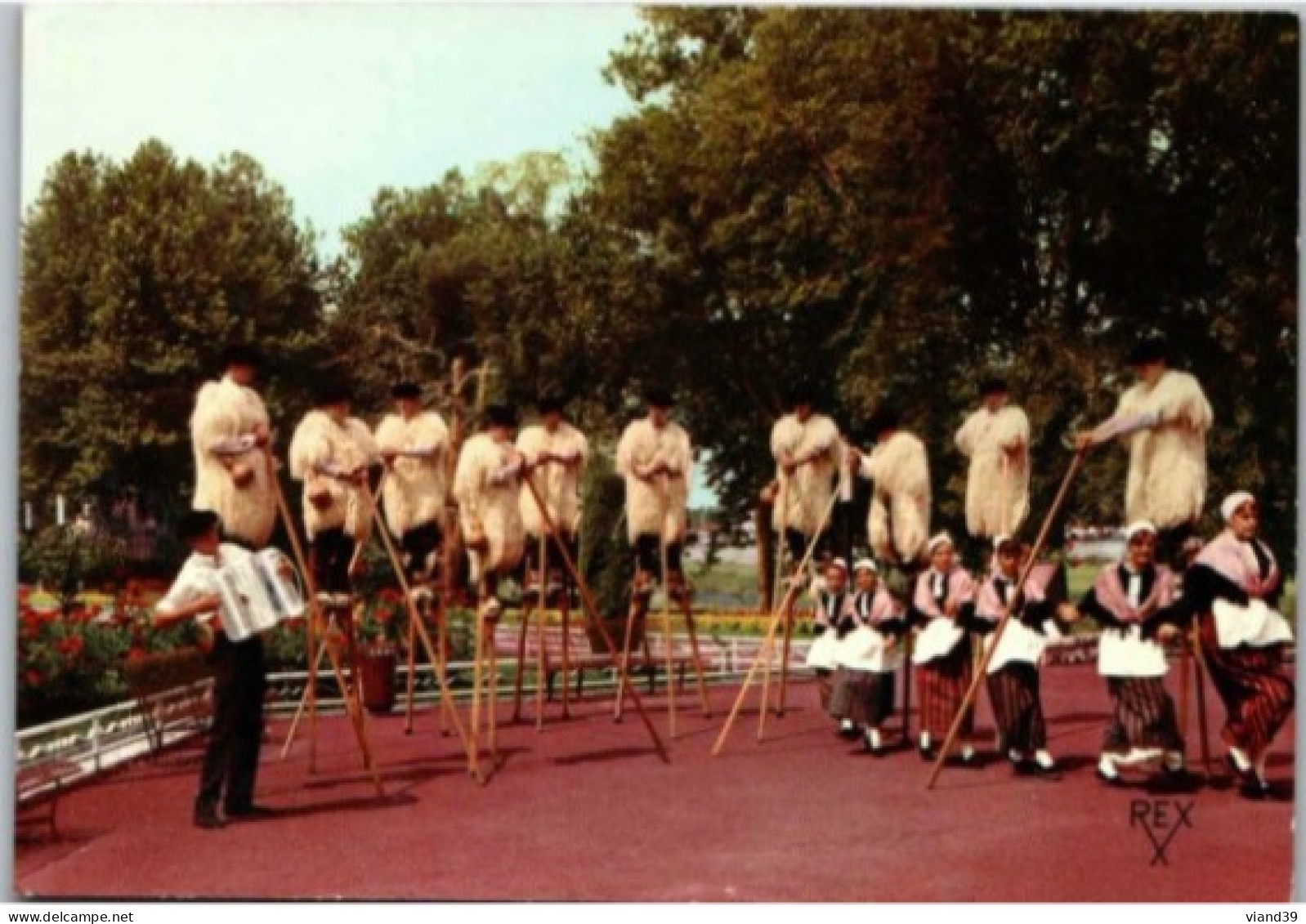 LANDES. -  Folklore Landais ,  Echassiers Groupe " Lous Gouyats De L'Adour" Dansant Lou Roundeau. - Dans