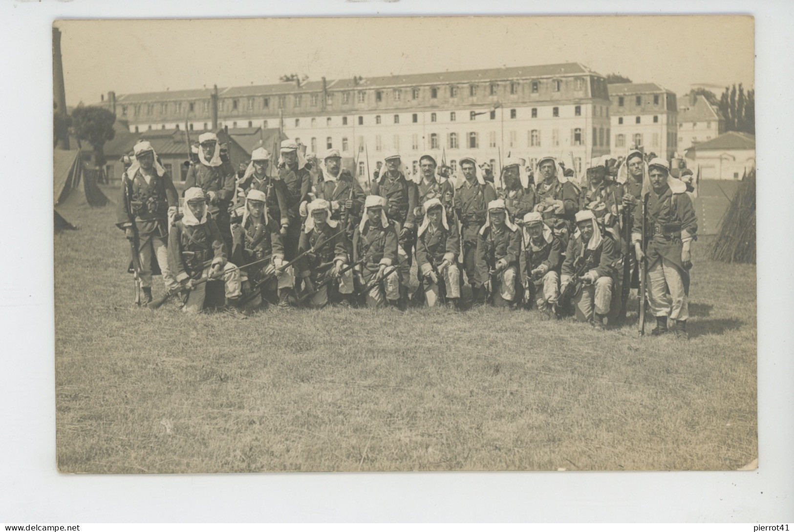 SAINT CYR L'ÉCOLE - Belle Carte Photo Militaires Posant Devant La Caserne - Photo H. NOARI - St. Cyr L'Ecole