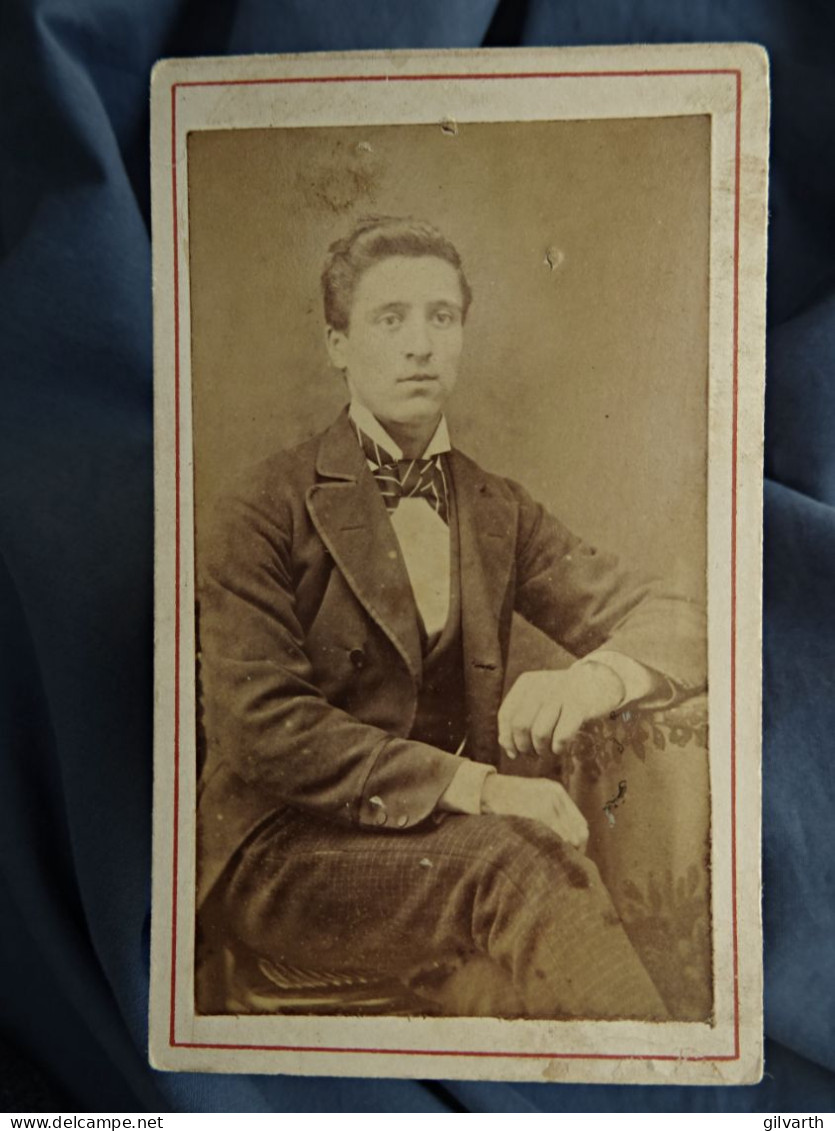 Photo CDV Anonyme  Jeune Homme Assis  Noeud Papillon Rayé  CA 1870 - L430 - Ancianas (antes De 1900)