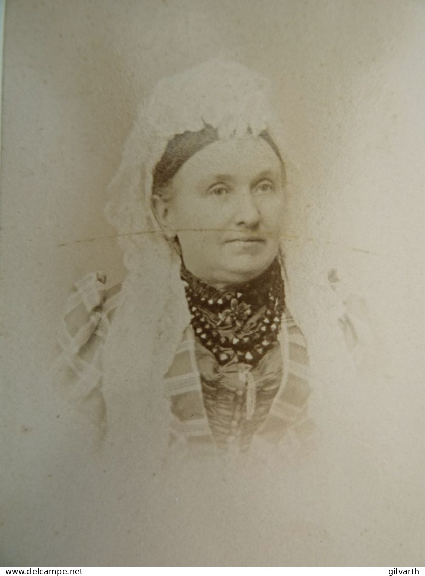 Photo CDV Ferd. Lippoldt à Königstein  Portrait Femme Coiffe En Dentelle, Collier De Perles  CA 1890 - L430 - Anciennes (Av. 1900)