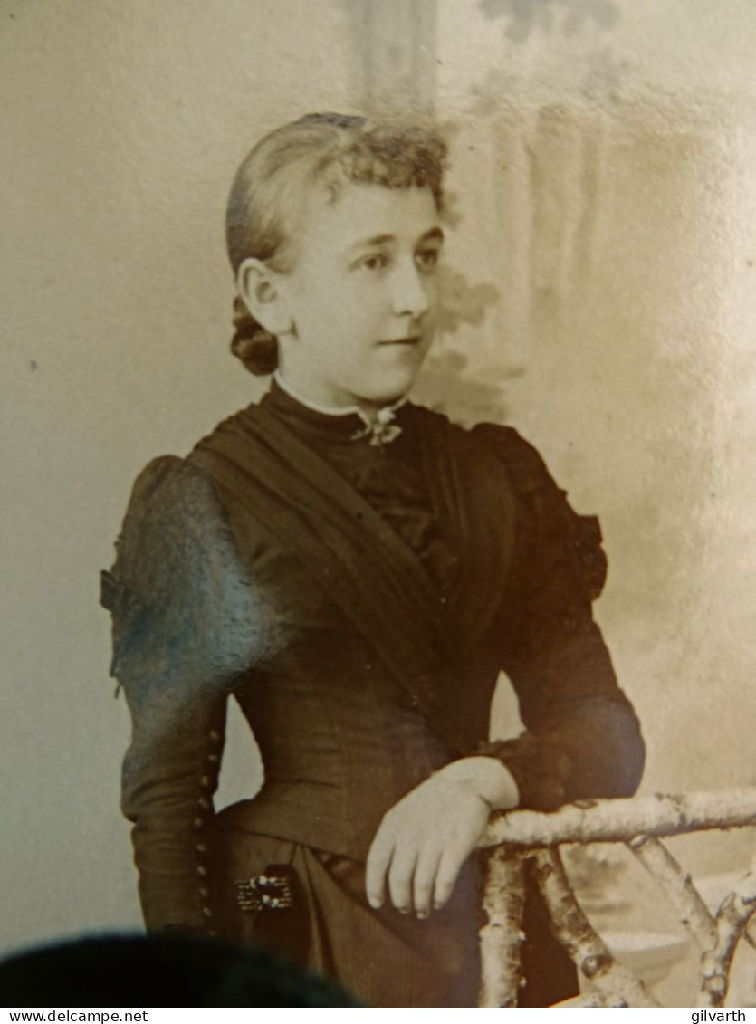 Photo CDV Ferd. Lippoldt à Königstein Jeune Fille Accoudée Sur Le Dossier D'un Fauteuil  CA 1890 - L430 - Anciennes (Av. 1900)