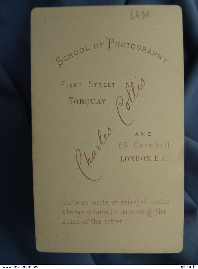 Photo CDV Charles Collis à London  Fillette Assise Tenant Un Livre  CA 1880 - L430 - Old (before 1900)