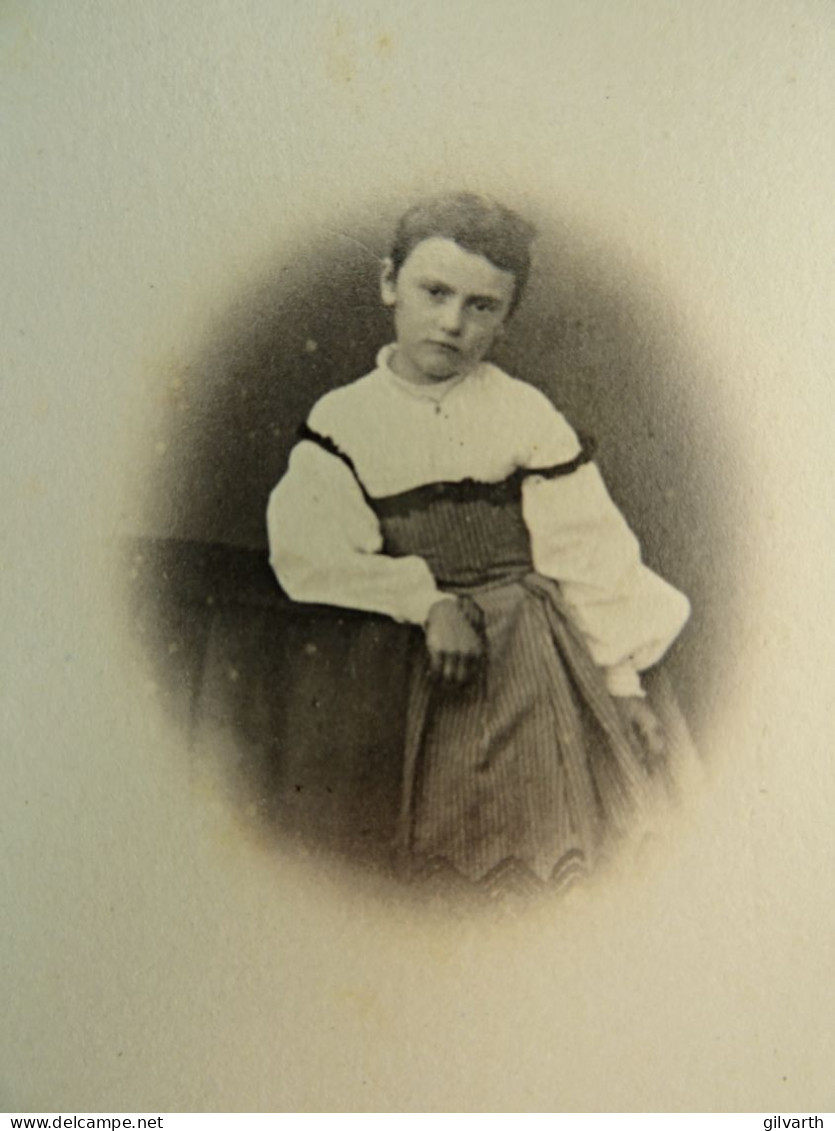 Photo CDV Anonyme  Petite Fille Cheveux Courts  Sec. Emp.  CA 1860-65 - L430 - Old (before 1900)