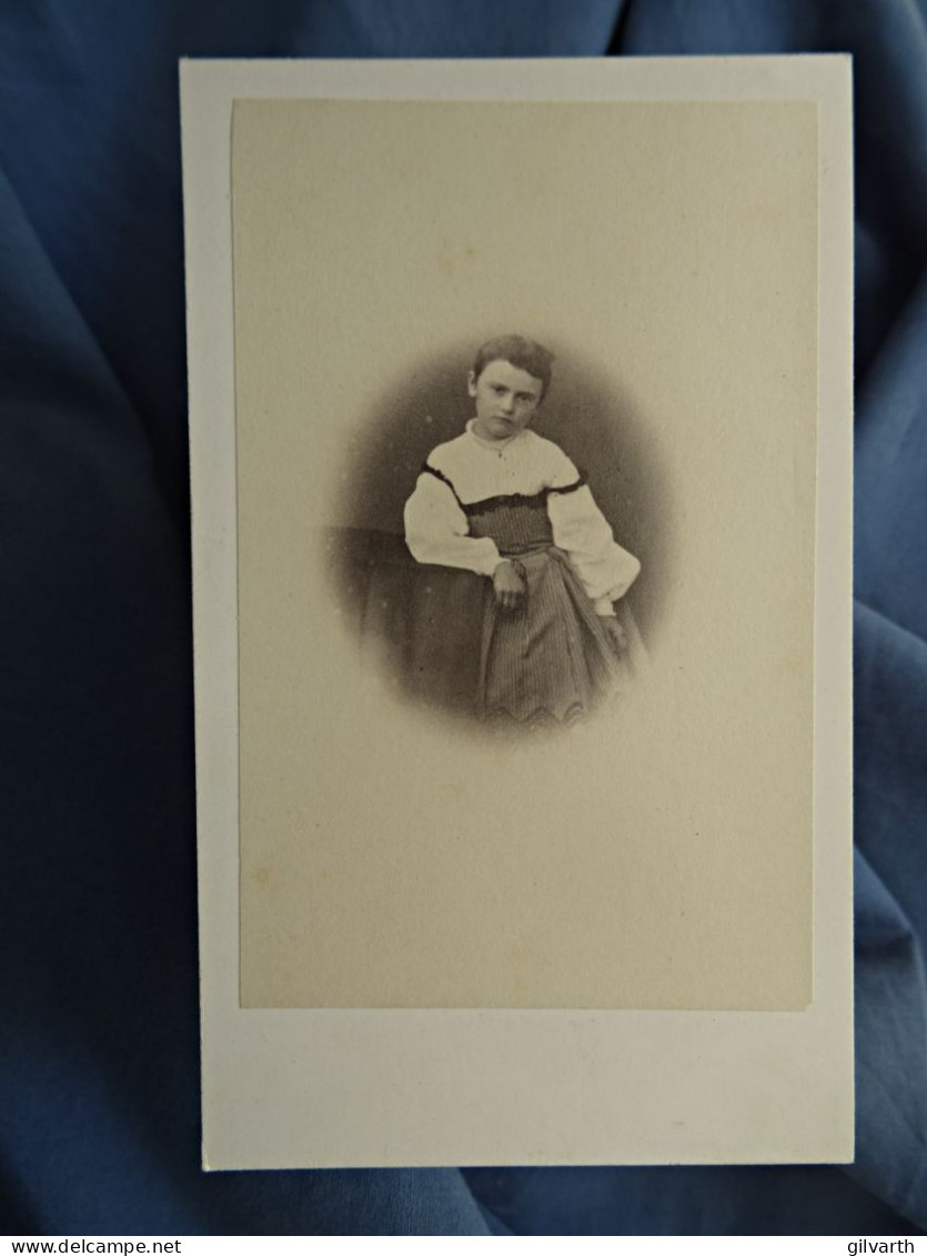 Photo CDV Anonyme  Petite Fille Cheveux Courts  Sec. Emp.  CA 1860-65 - L430 - Ancianas (antes De 1900)