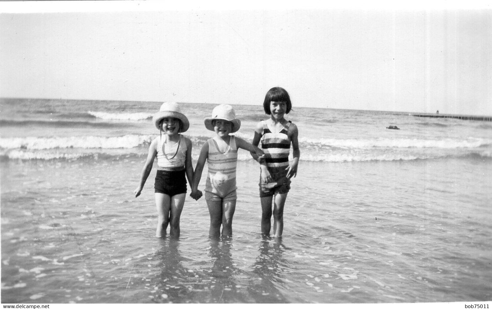 Grande Photo De Tois Petite Fille élégante En Maillot De Bain A La Plage - Personas Anónimos