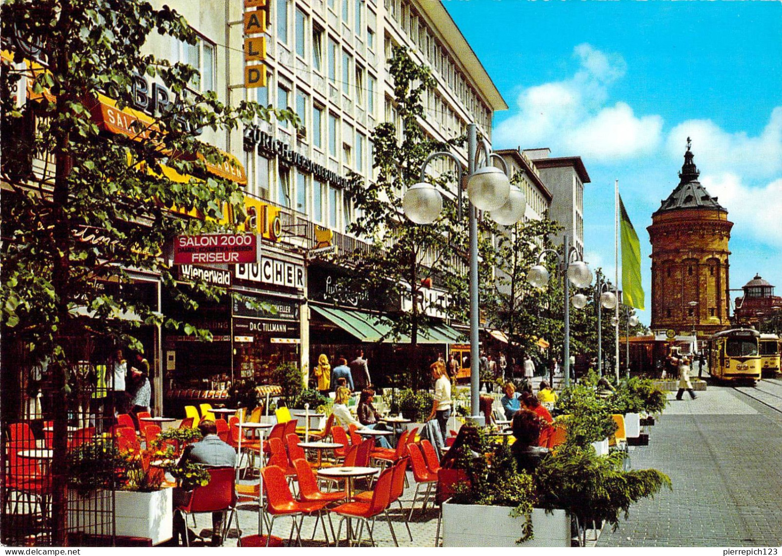 Mannheim - Commerces - Au Fond, Vue Sur Le Château D'eau - Mannheim