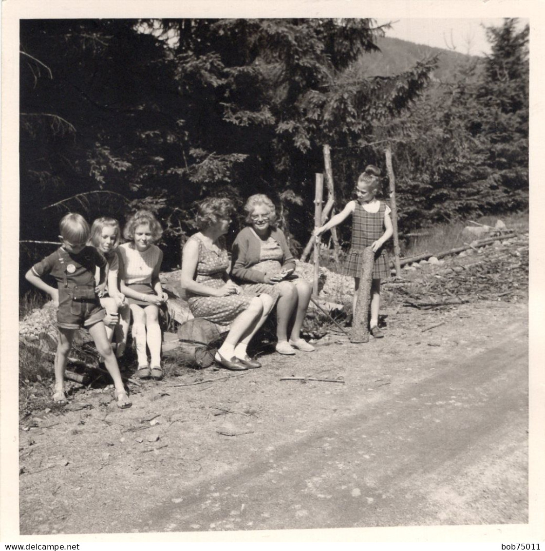 Grande Photo De Deux Femmes Avec Trois Jeune Fille Et Un Jeune Garcon A La Campagne - Anonymous Persons