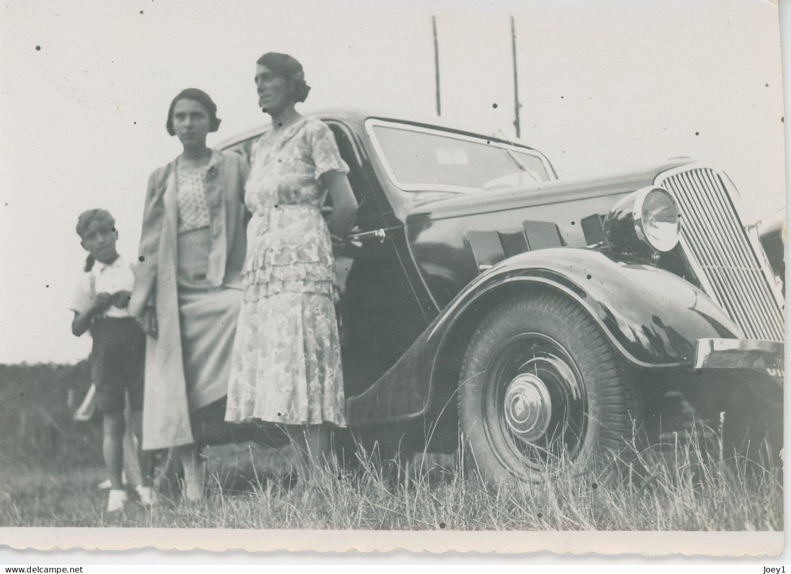 Photo Voiture Avec 2 Jeunes Femmes Et Petit Garçon, Format 7/10 - Automobiles
