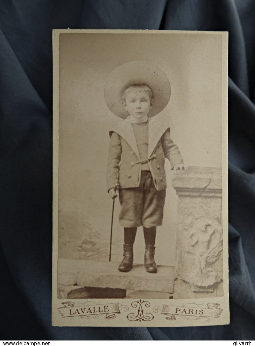 Photo CDV Lavallé à Paris  Petit Garçon Portant Un Grand Chapeau Debout Sur Un Banc CA 1895-1900 - L431 - Old (before 1900)