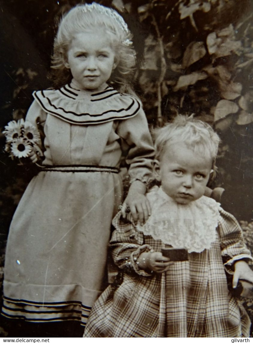 Photo CDV Anonyme  Petite Fille Blonde Et Un Bébé En Robe à Carreaux à Grand Col En Dentelle CA 1890-95 - L431 - Old (before 1900)